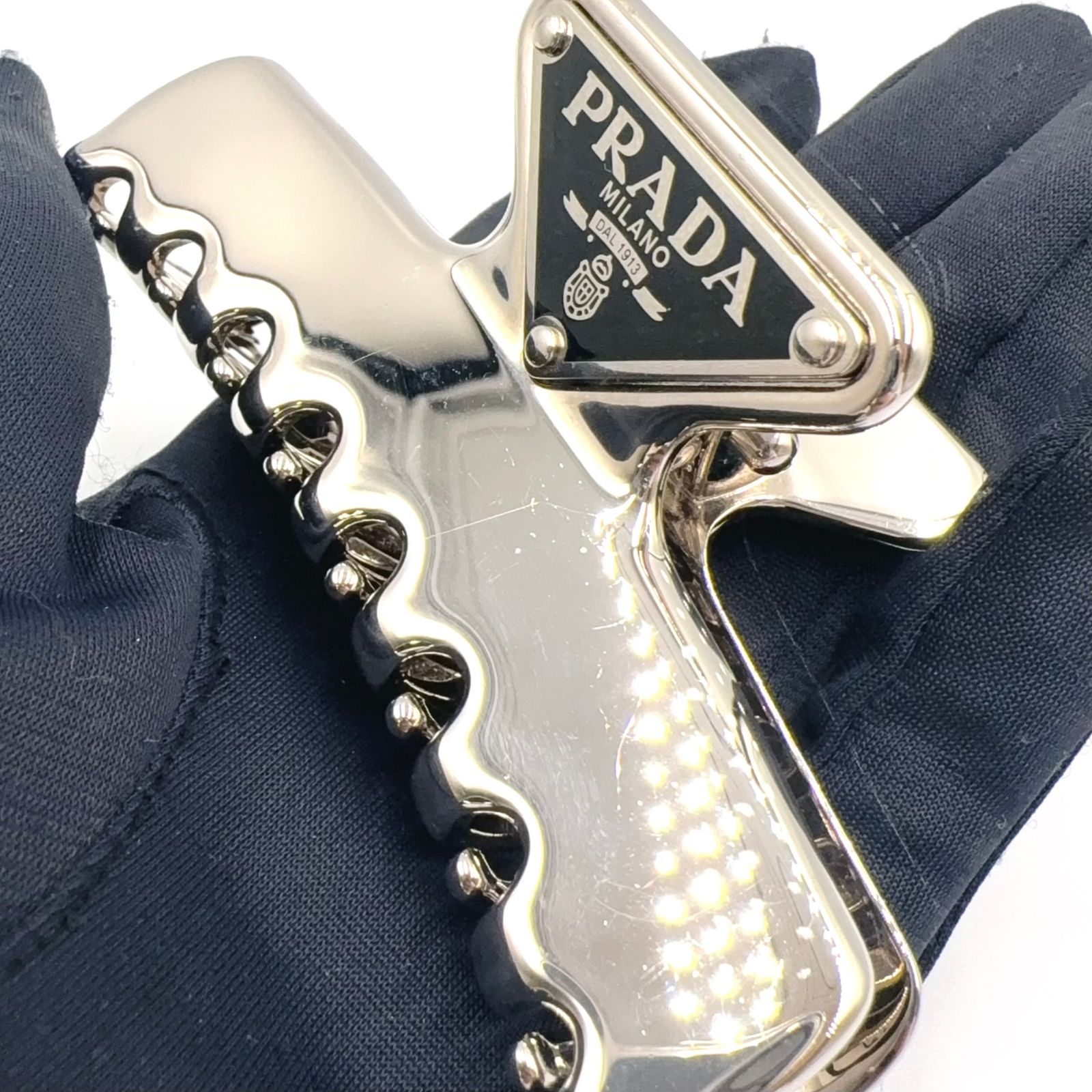 最終値下げです美品PRADA トライアングル ヘアクリップ 新着】PRADA トライアングルロゴ メタル シルバー ヘアクリップ - メルカリ