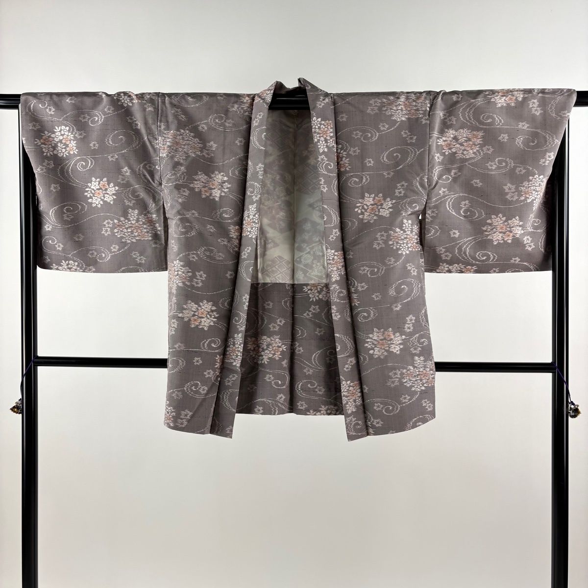 美品】 紬 身丈157cm 裄丈68.5cm L 袷 アンサンブル 草花 唐草 灰色
