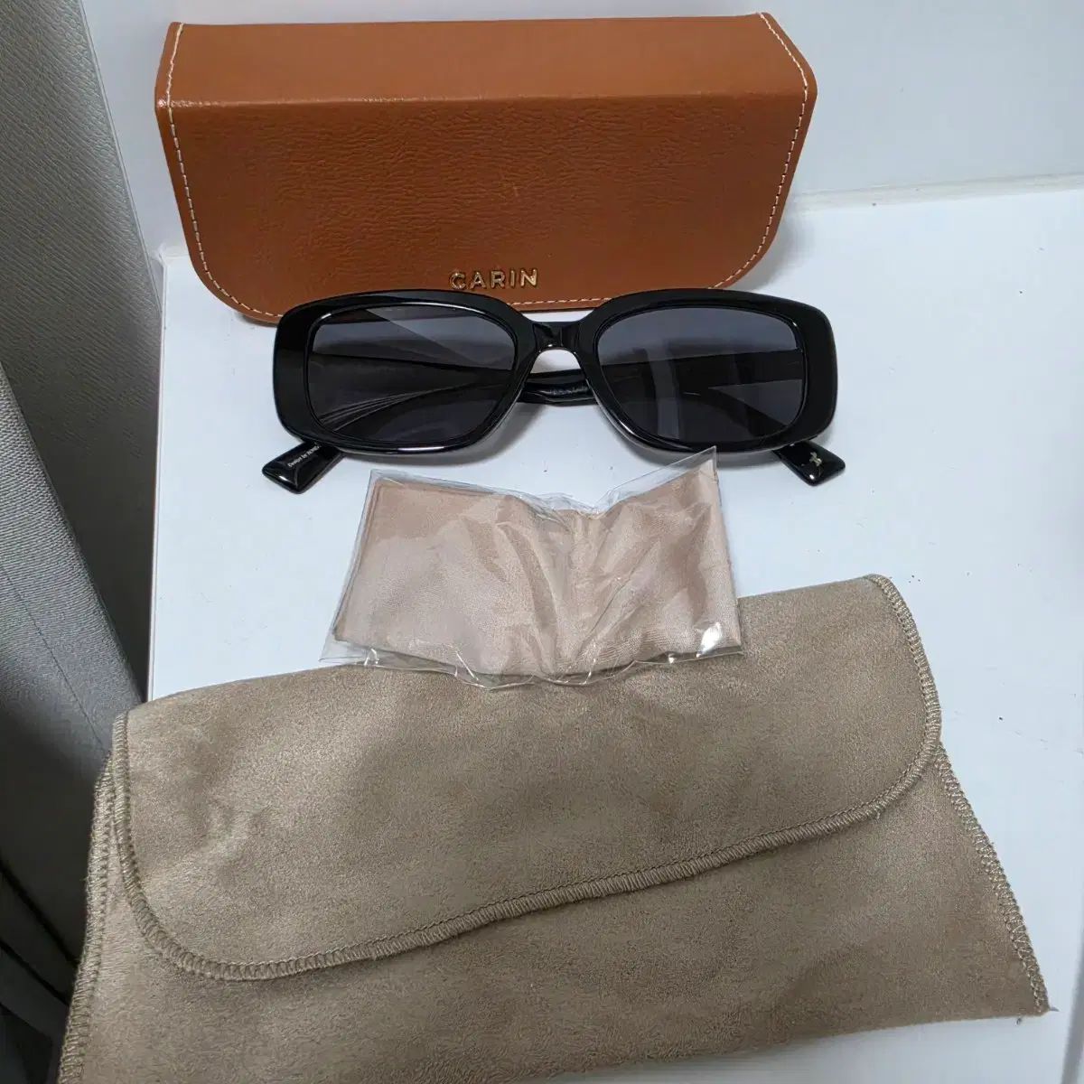 CARIN ブラック サングラス ケース付き CARIN CARA C1 カリン サングラス (ケース含む) - メルカリ
