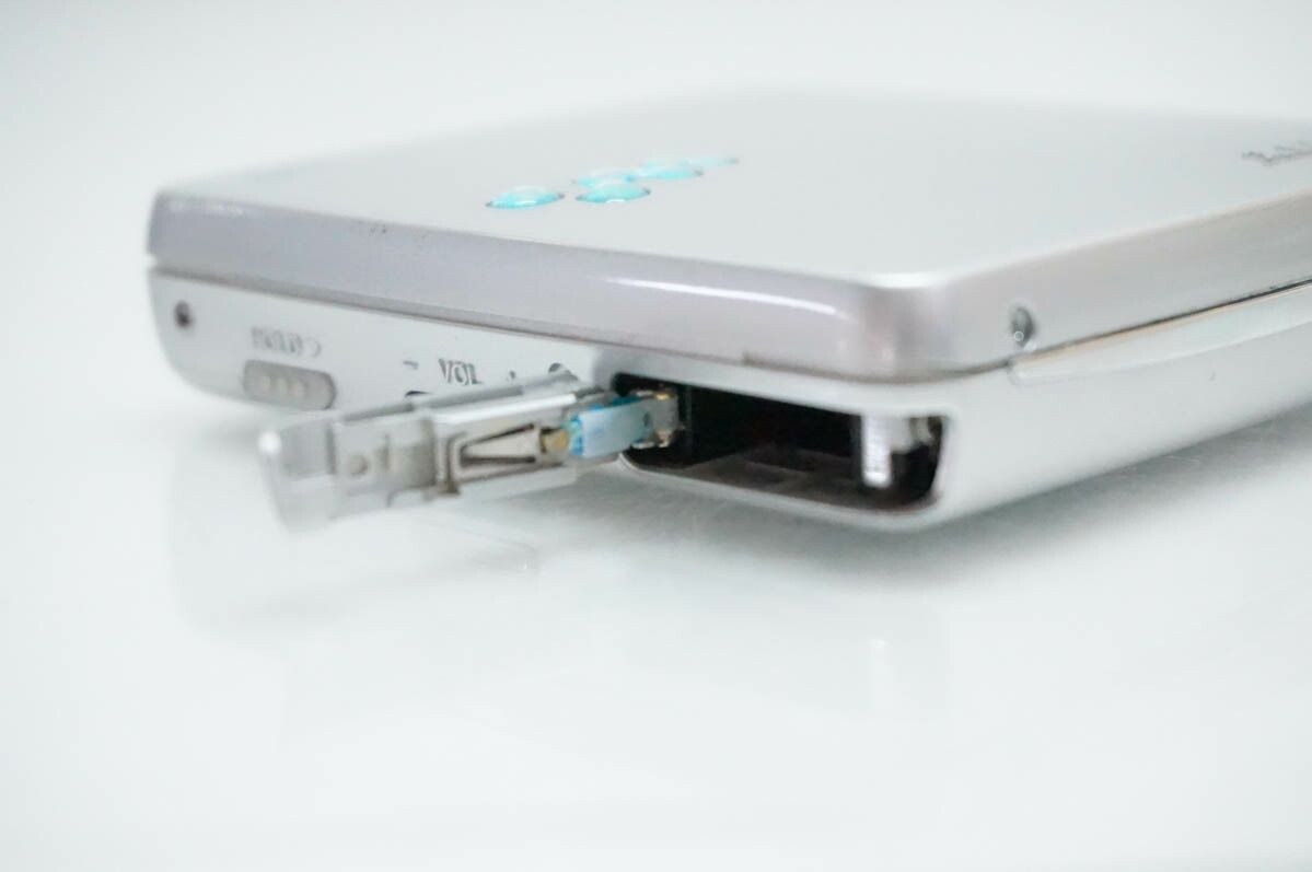 中古】SONYソニー ポータブルMDプレーヤー Hi-MDウォークマン MZ-EH50