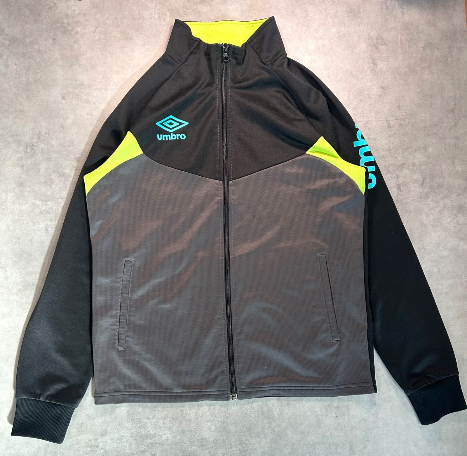 美品】umbro アンブロ ジャージ トラックジャケット 黒×グレー Mサイズ 