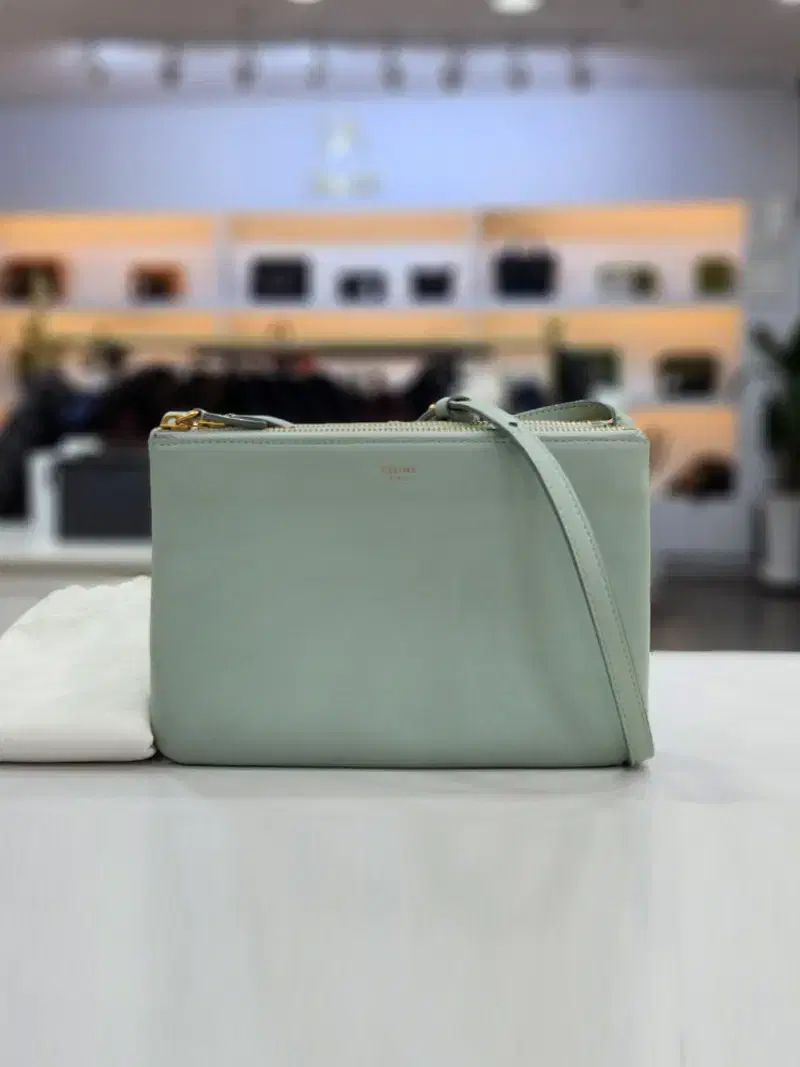 Celine セリーヌ トリ​​オ ミディ​​ム クロスバック 165113