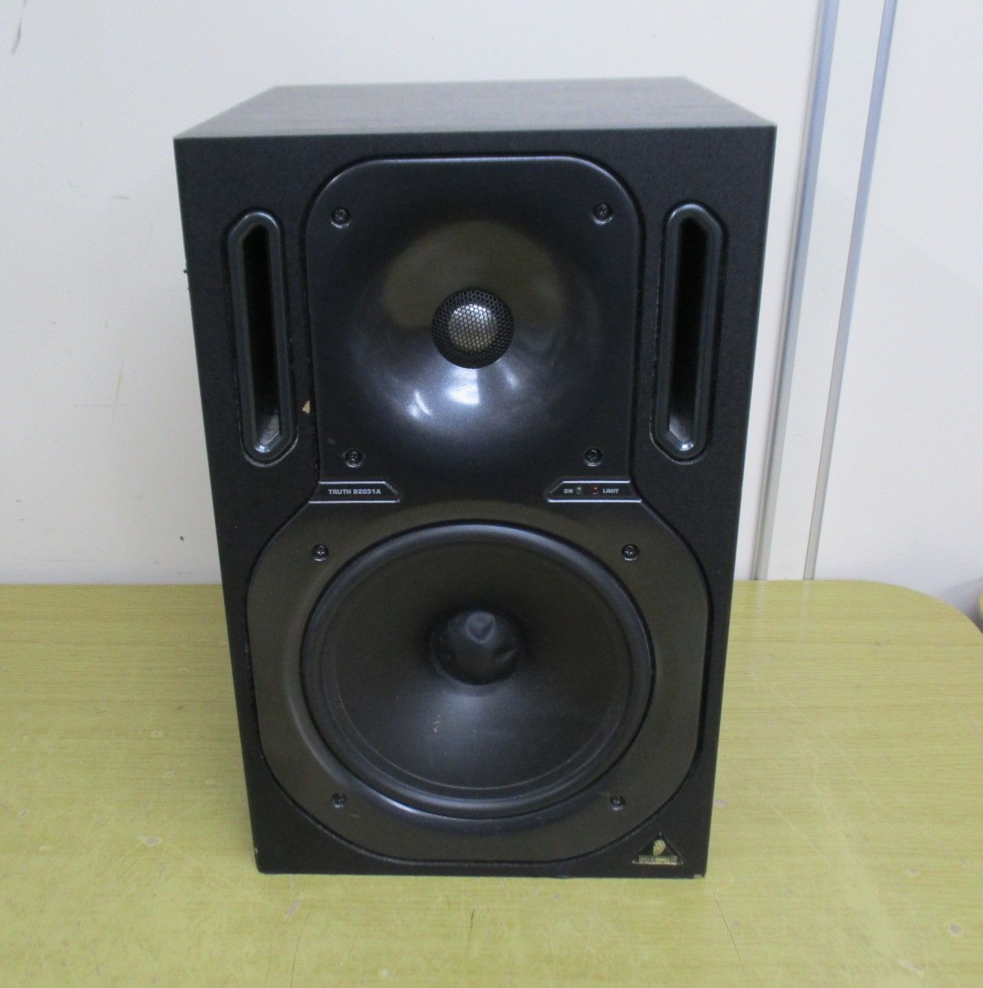 B241 BEHRINGER TRUTH B2031A スピーカー - メルカリ