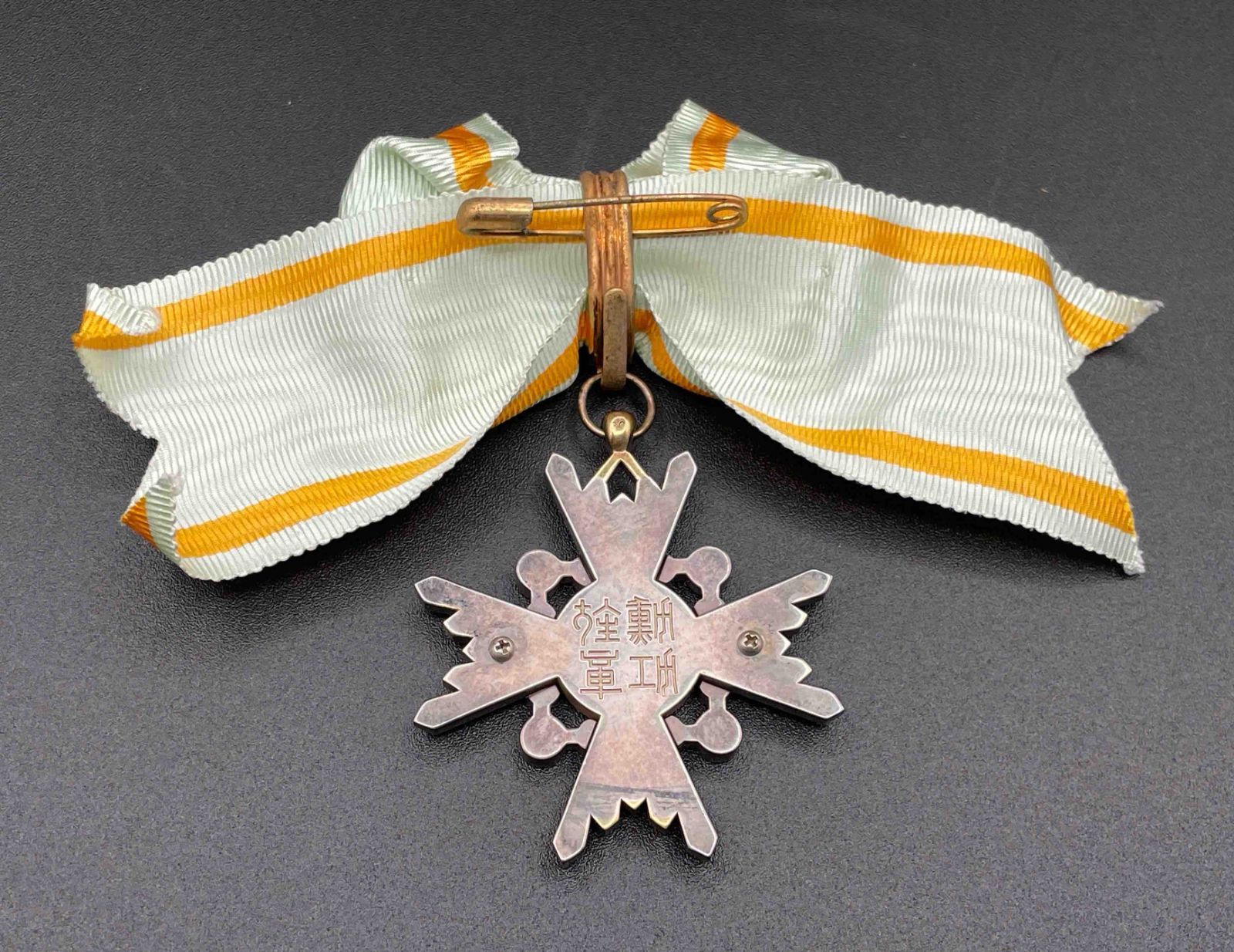 【美品】勲五等瑞宝章 約27.4g 純銀 箱略綬あり 勲章 銀製 稀少】勲五等瑞宝章 旧制度・女性用 略章・漆共箱付き 勲章 純銀製