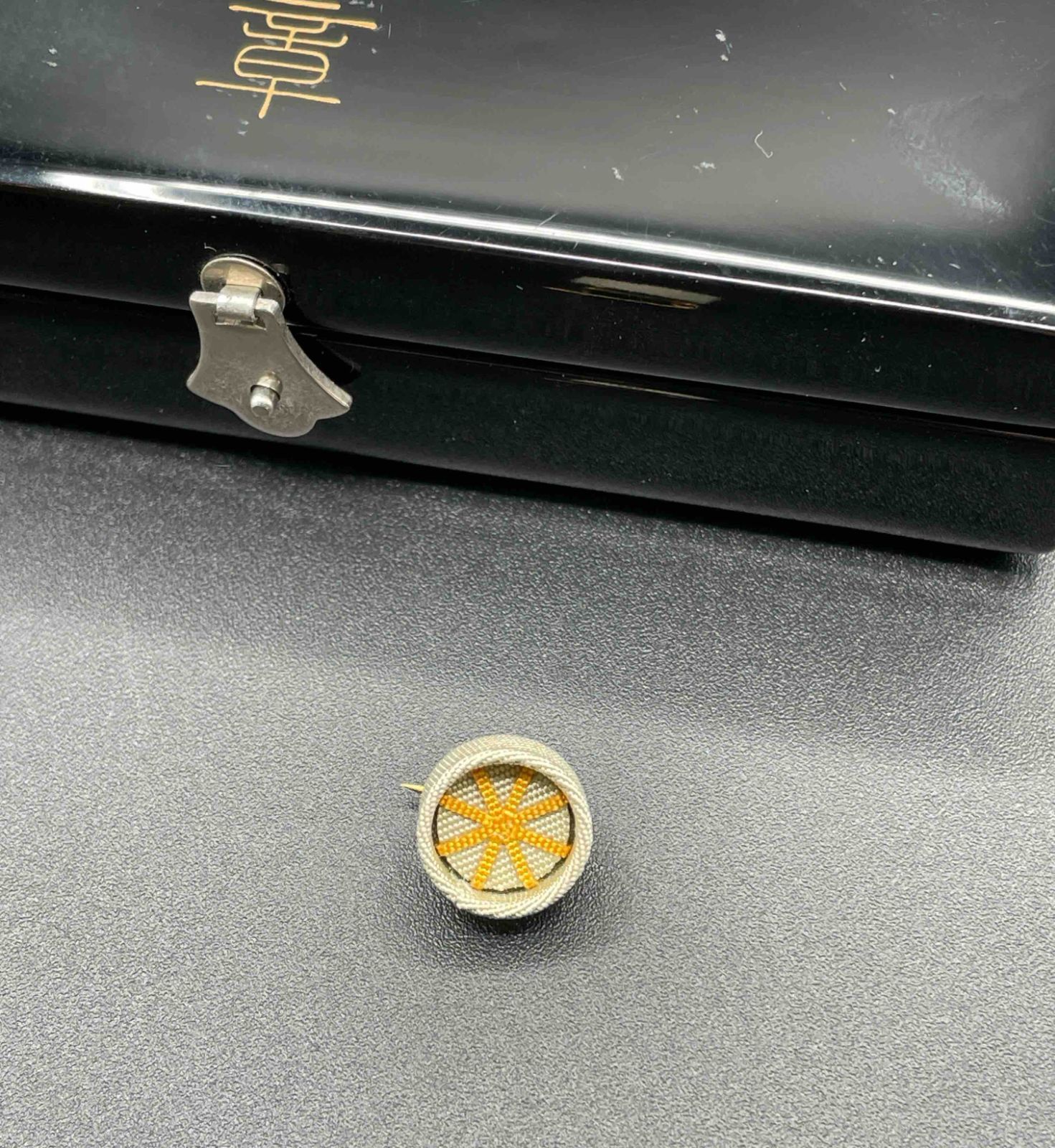 稀少】勲五等瑞宝章 旧制度・女性用 略章・漆共箱付き 勲章 純銀製