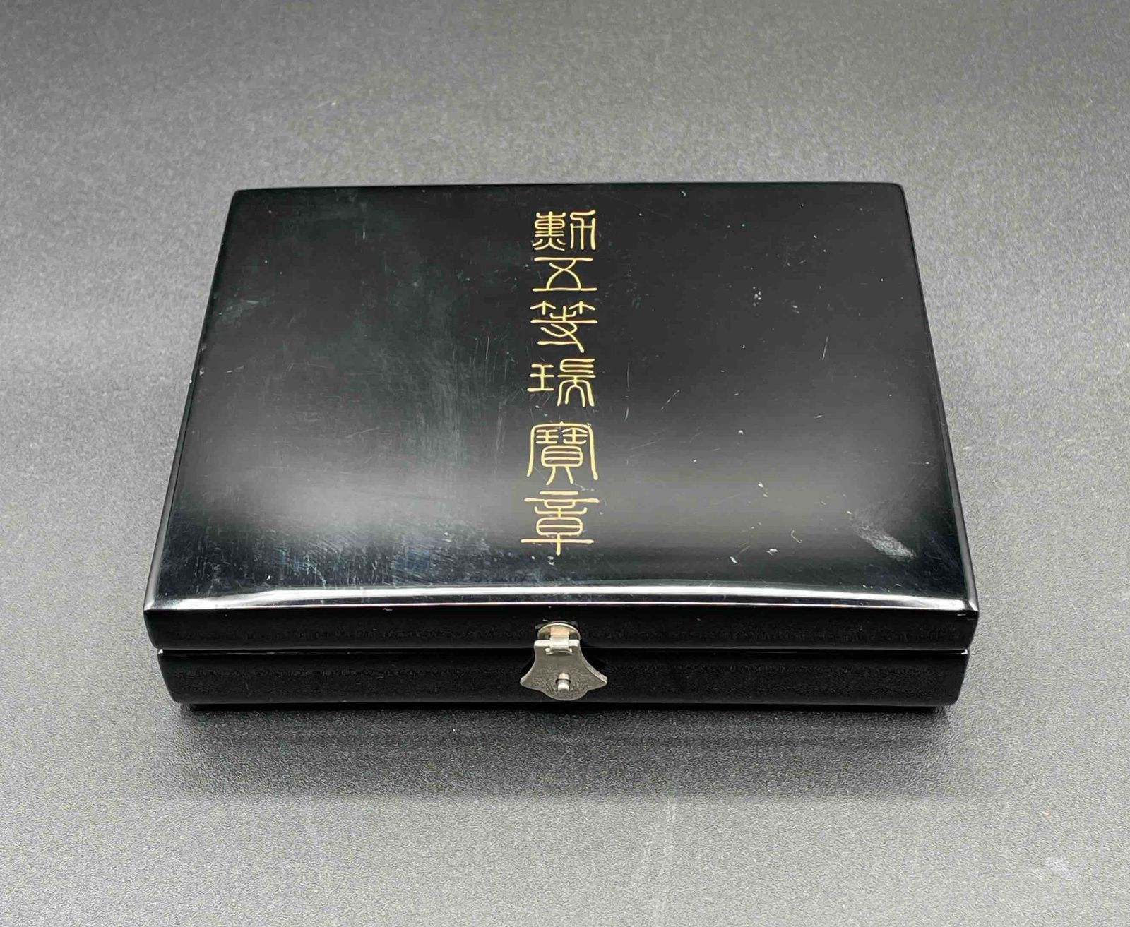 稀少】勲五等瑞宝章 旧制度・女性用 略章・漆共箱付き 勲章 純銀製