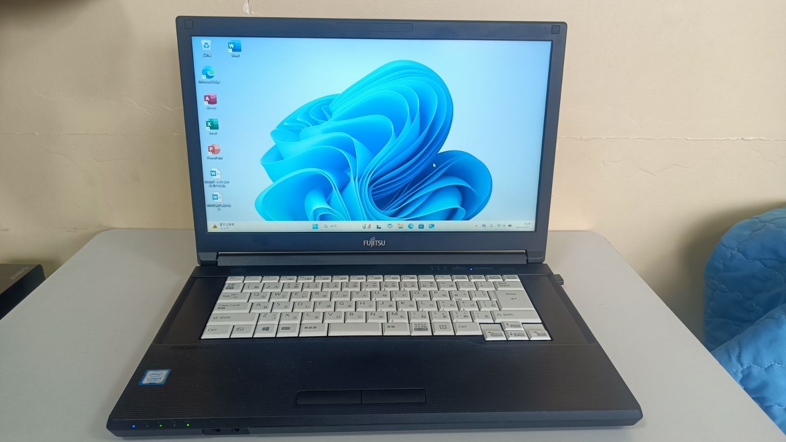 美品ノートパソコンFUJITSU第八世代Corei5 SSD1TBメモリ16G Windows11