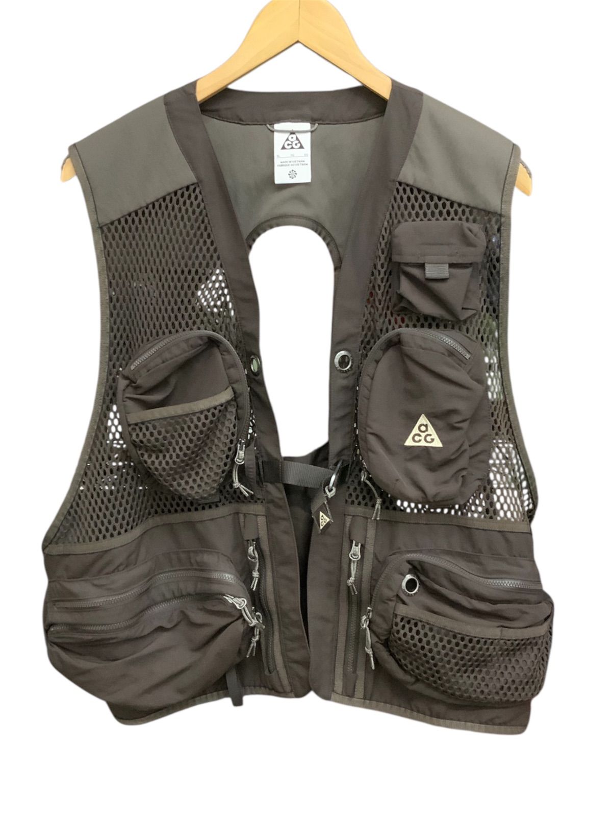 NIKE　ACG　ナイキエ－シージー 　 BUTTLES VEST 　DN3920-220 ブラウン