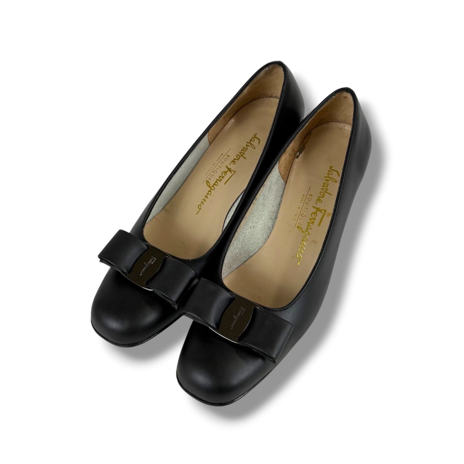 サルヴァトーレフェラガモ Salvatore Ferragamo ヴァラリボン パンプス