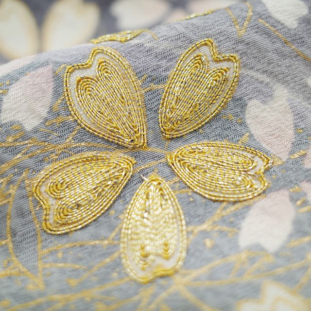 中古】 訪問着 着物 正絹 袷 金駒刺繍 金彩加工 絞り くすみ系 灰紫