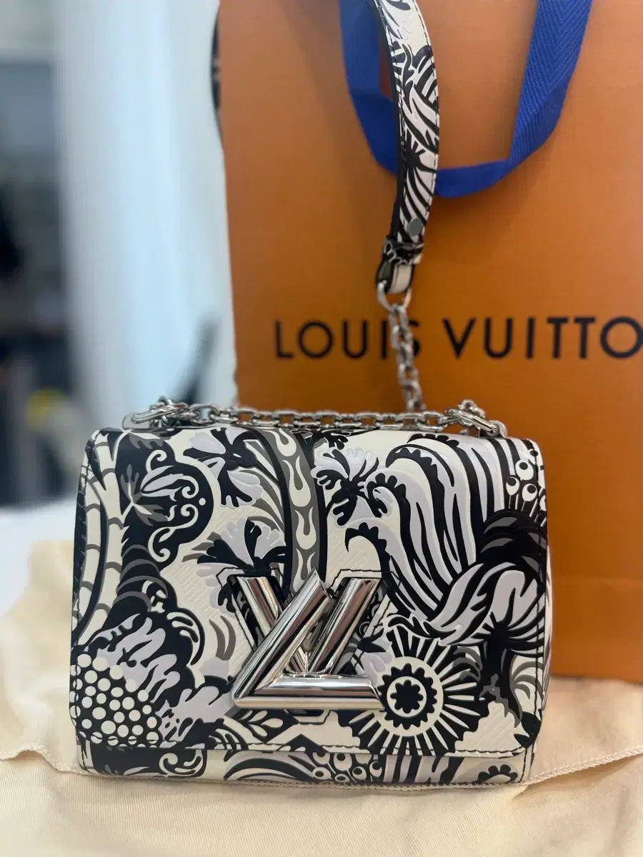 ルイヴィトン LV ツイスト チェーンバッグ 限定モデル