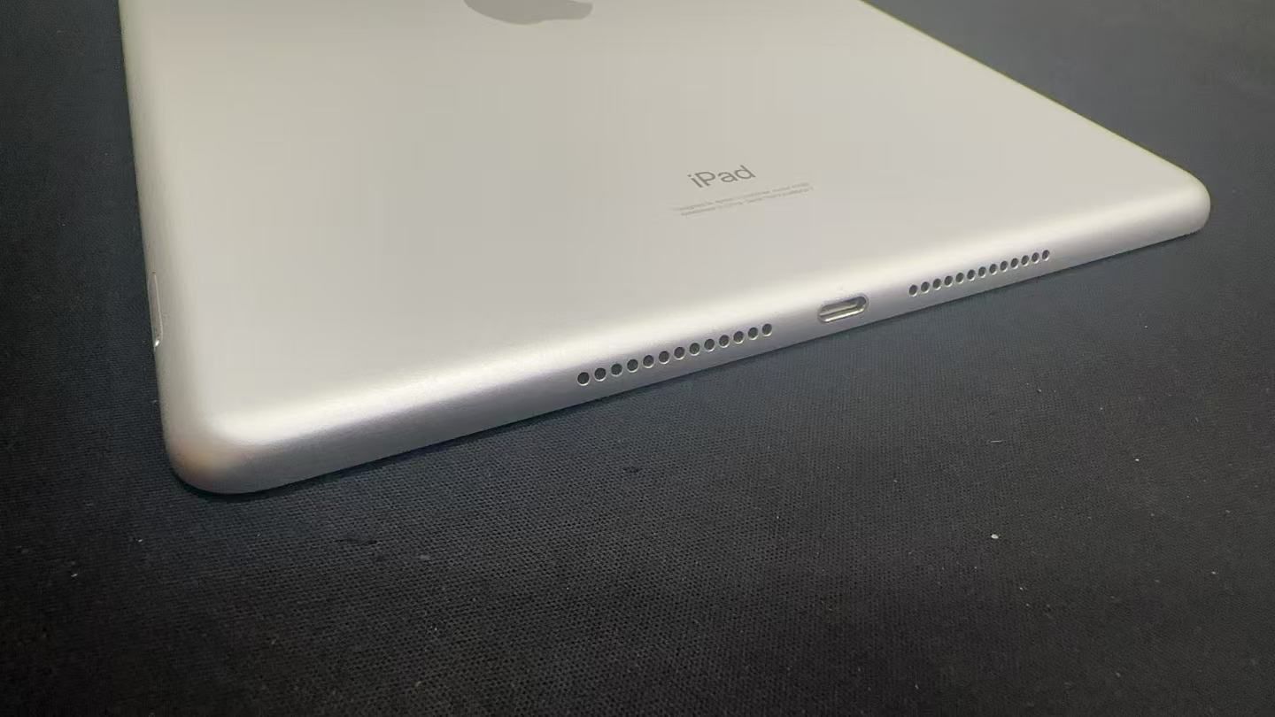 iPad 第7世代 32GB Cellular SIMフリー シルバー - メルカリ