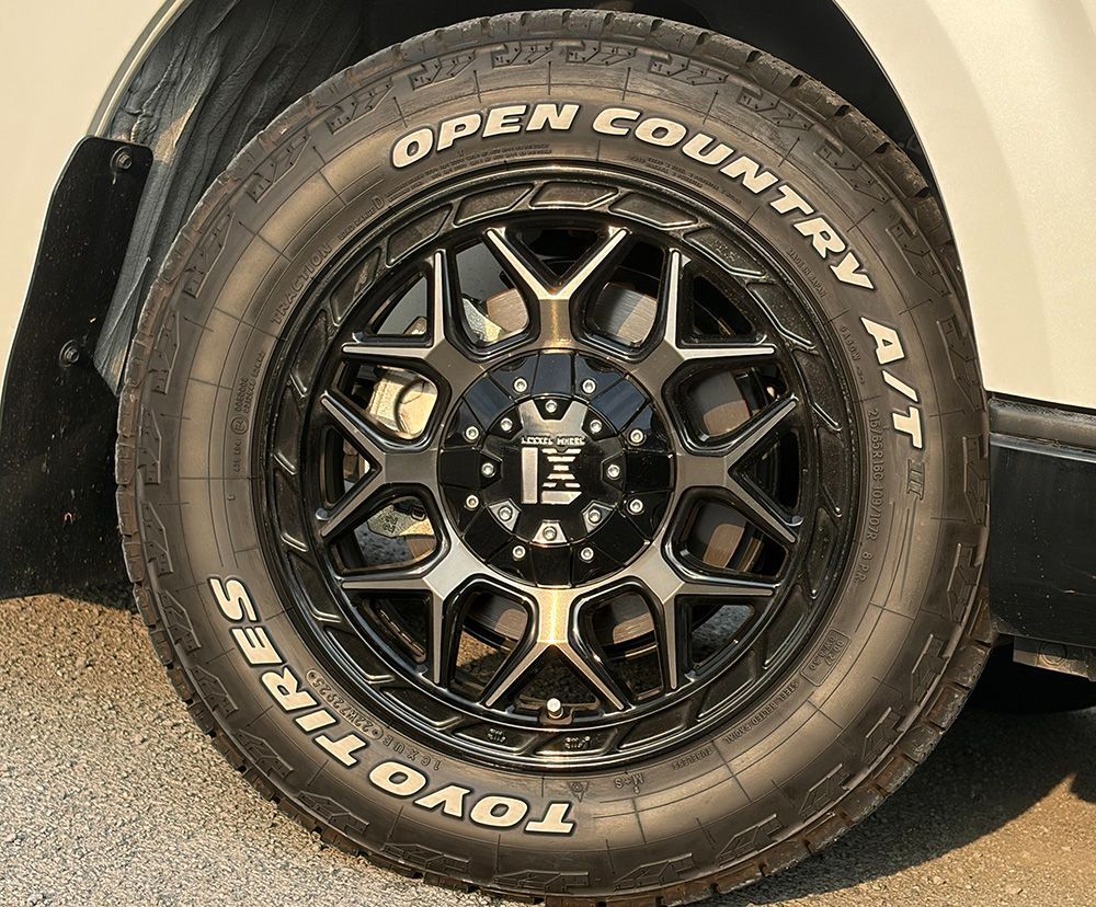 新品 タイヤホイール ４本 200系 ハイエース レジアスエース｜トーヨー オープンカントリー AT3 215/65R16 LEXXEL インフェルノ 16インチ