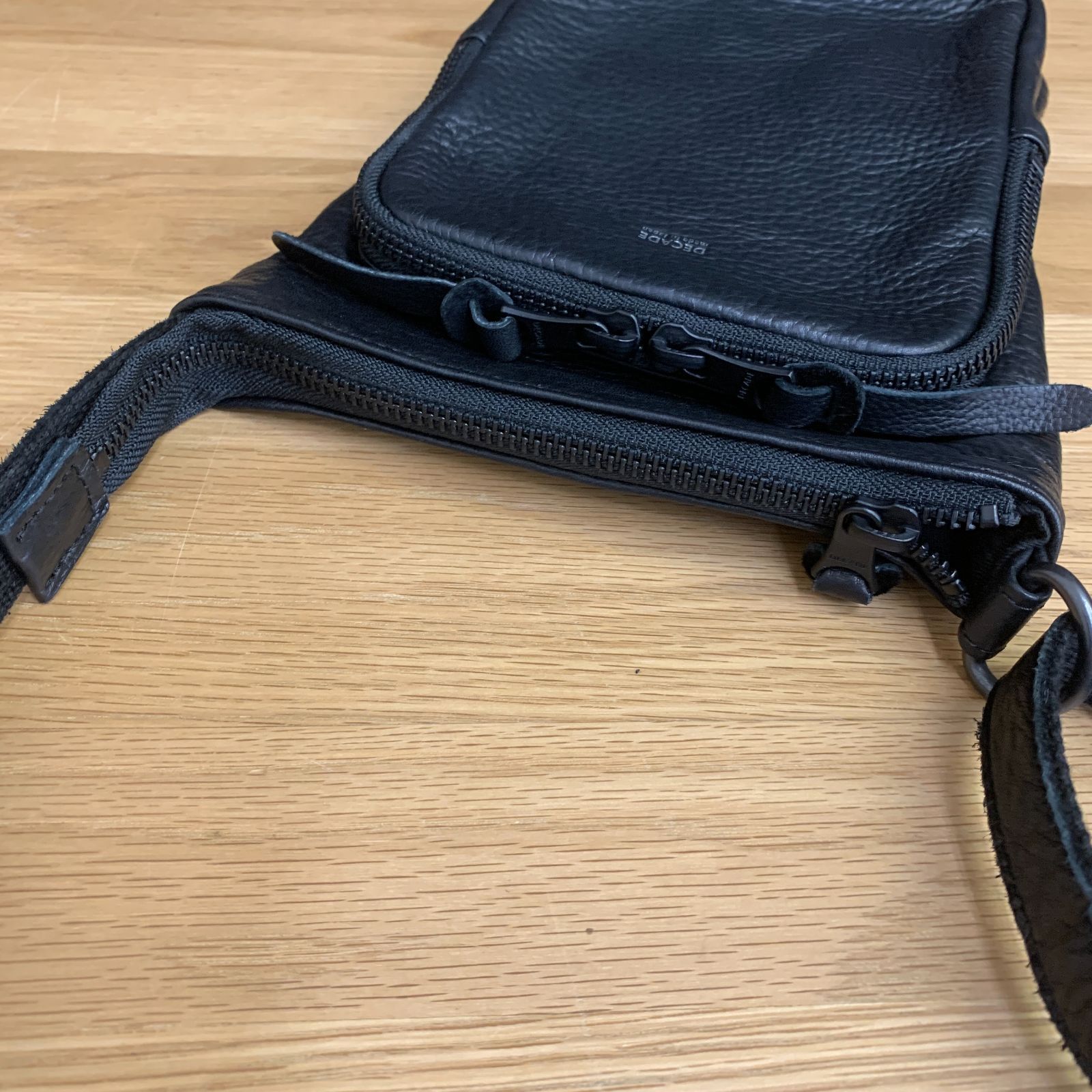 美品】DECADE オイルドカウレザー ミニショルダーバッグ ブラック DCD 