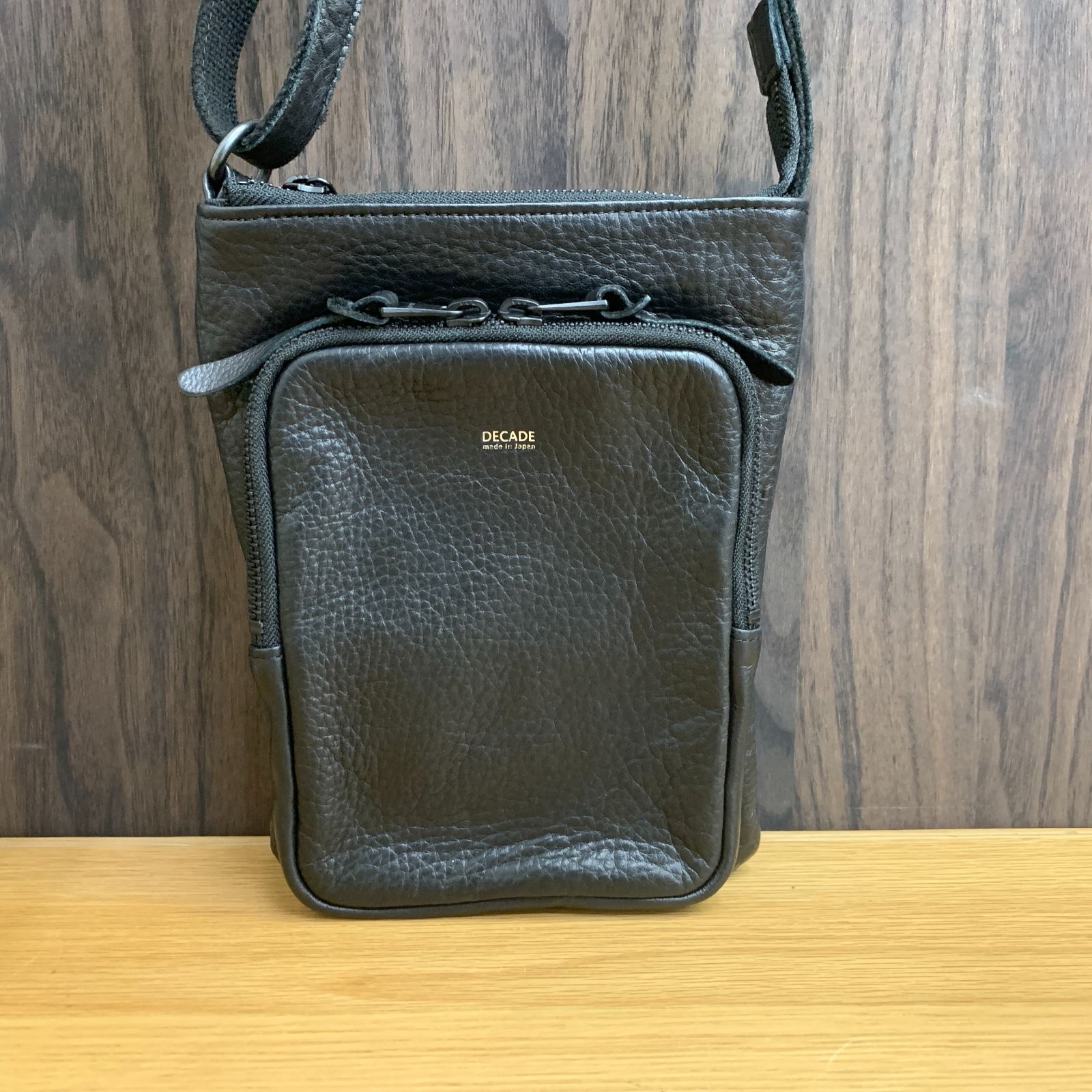極美品　ディケイド　オイルドカウレザー　ミニショルダーバッグ 美品】DECADE オイルドカウレザー ミニショルダーバッグ ブラック DCD