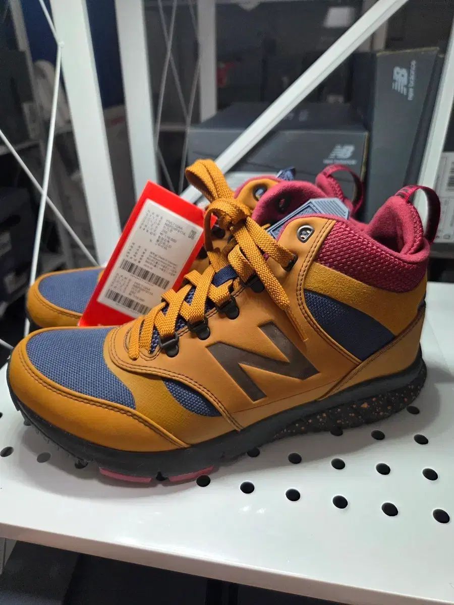 ニューバランス HVL710AA 250サイズ 新品