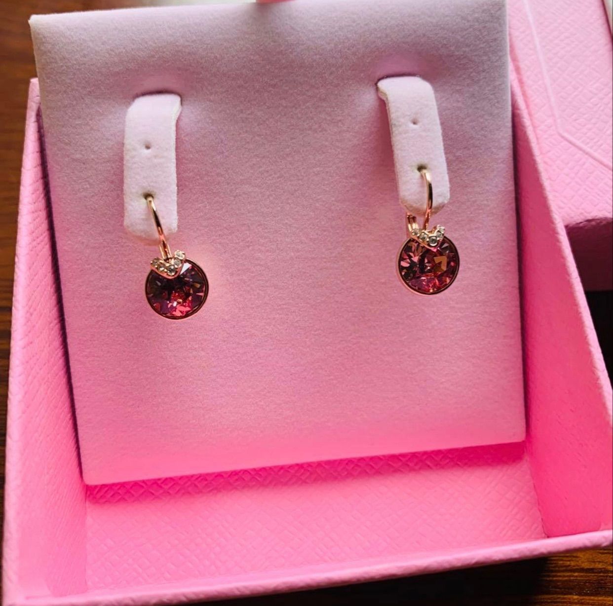 新品 スワロフスキー Swarovski Bella V ドロップピアス ピンク - メルカリ