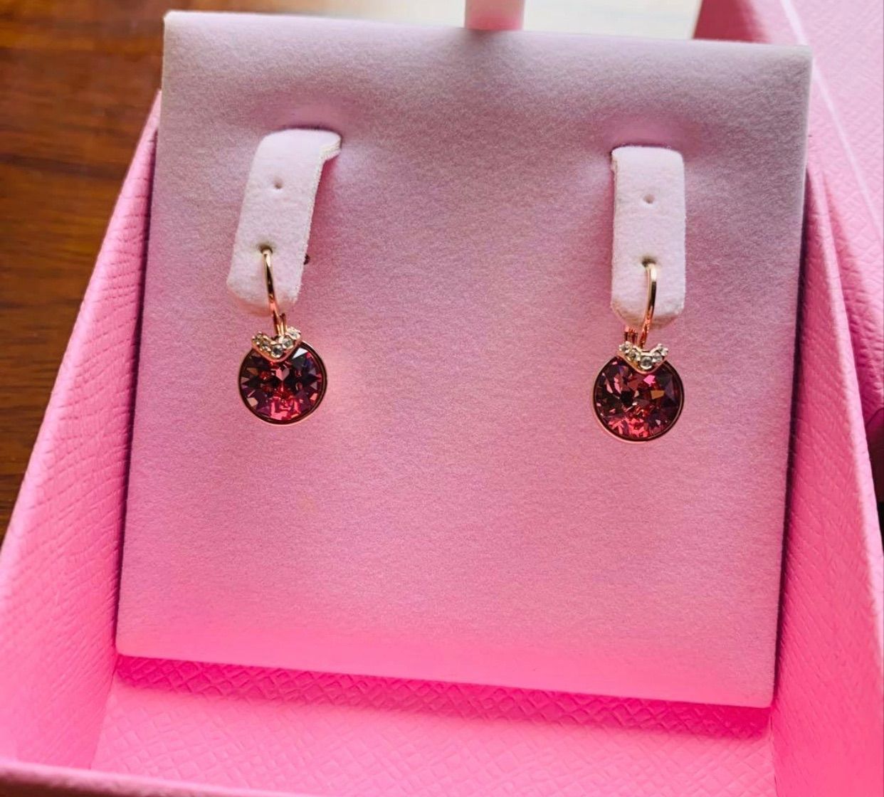 新品 スワロフスキー Swarovski Bella V ドロップピアス ピンク - メルカリ