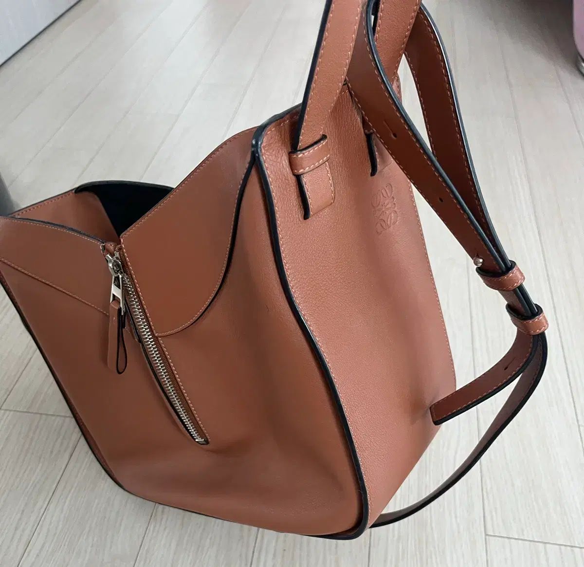 正規品 LOEWE ロエベ ハンモックバッグ スモール タン 出品 - メルカリ