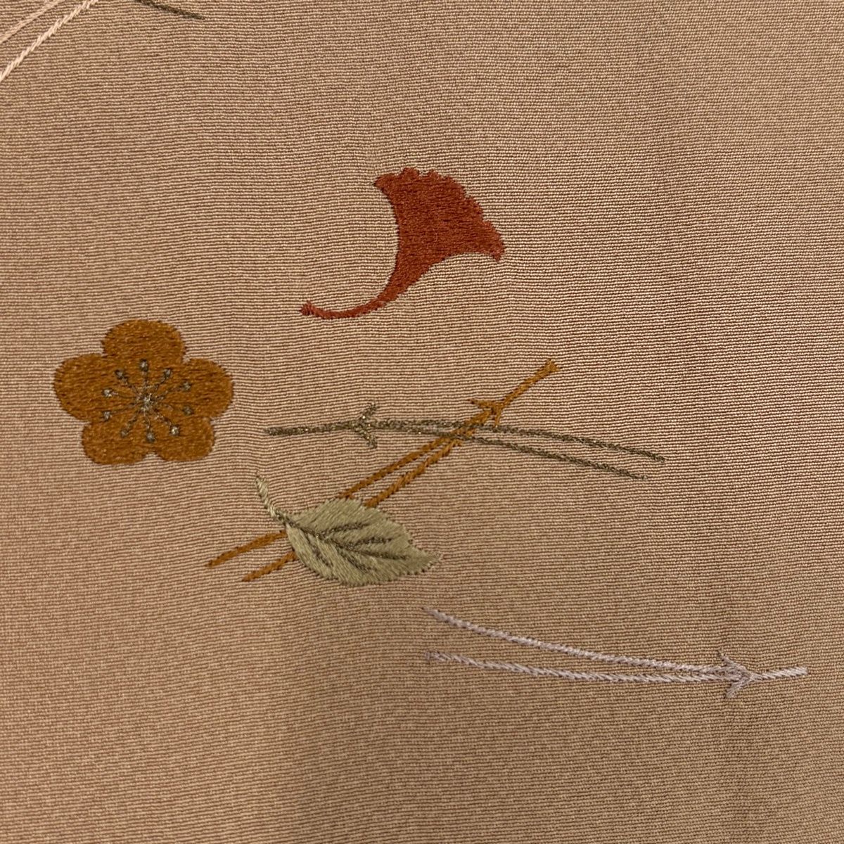 付下げ 身丈162.5cm 裄丈64.5cm M 袷 菊 松葉 金糸 刺繍 薄茶色 正絹