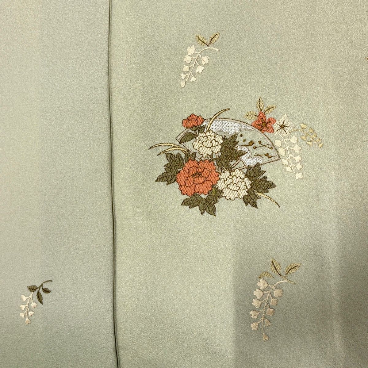 付下げ 身丈161cm 裄丈64.5cm M 袷 扇面 草花 刺繍 金糸 薄緑 正絹 秀 