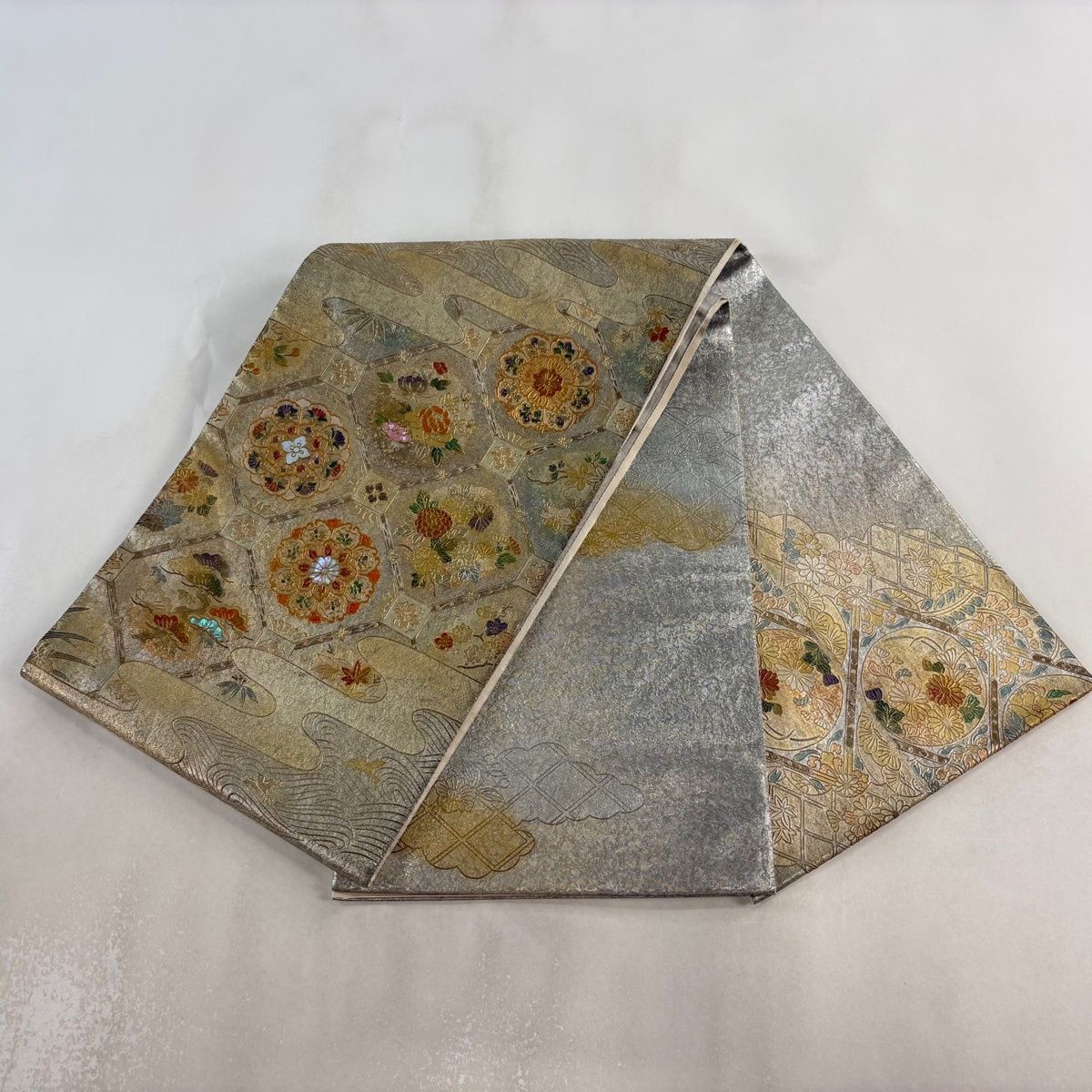袋帯 秀品 蜀江華文 草花 金彩 螺鈿 銀色 お太鼓柄 正絹 【中古