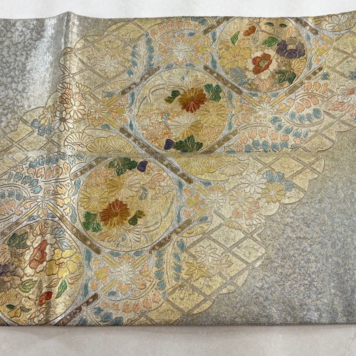 袋帯 秀品 蜀江華文 草花 金彩 螺鈿 銀色 お太鼓柄 正絹 【中古