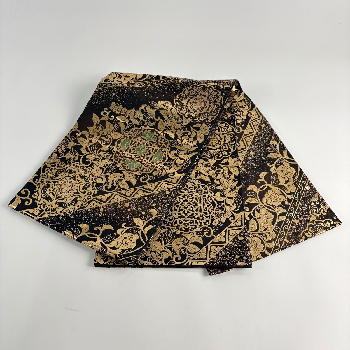 袋帯 名品 華文 花唐草 螺鈿 金彩 黒 お太鼓柄 正絹 【中古】 - メルカリ