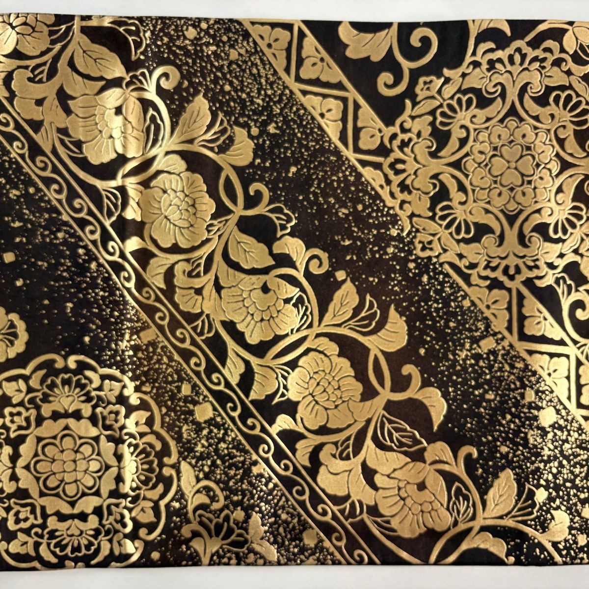 袋帯 名品 華文 花唐草 螺鈿 金彩 黒 お太鼓柄 正絹 【中古】 - メルカリ