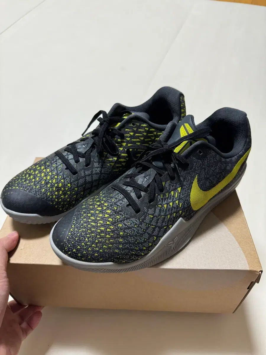 (傷なしAA 出品100) NIKE コービー 4 33.5 バスケシューズ/バドミントンシューズ 275