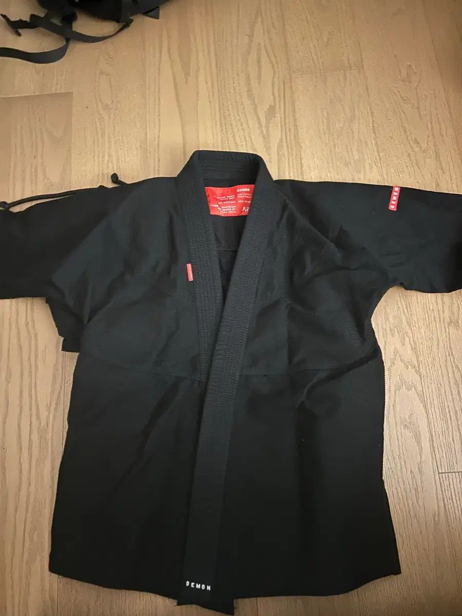 デモン 검정 柔道着