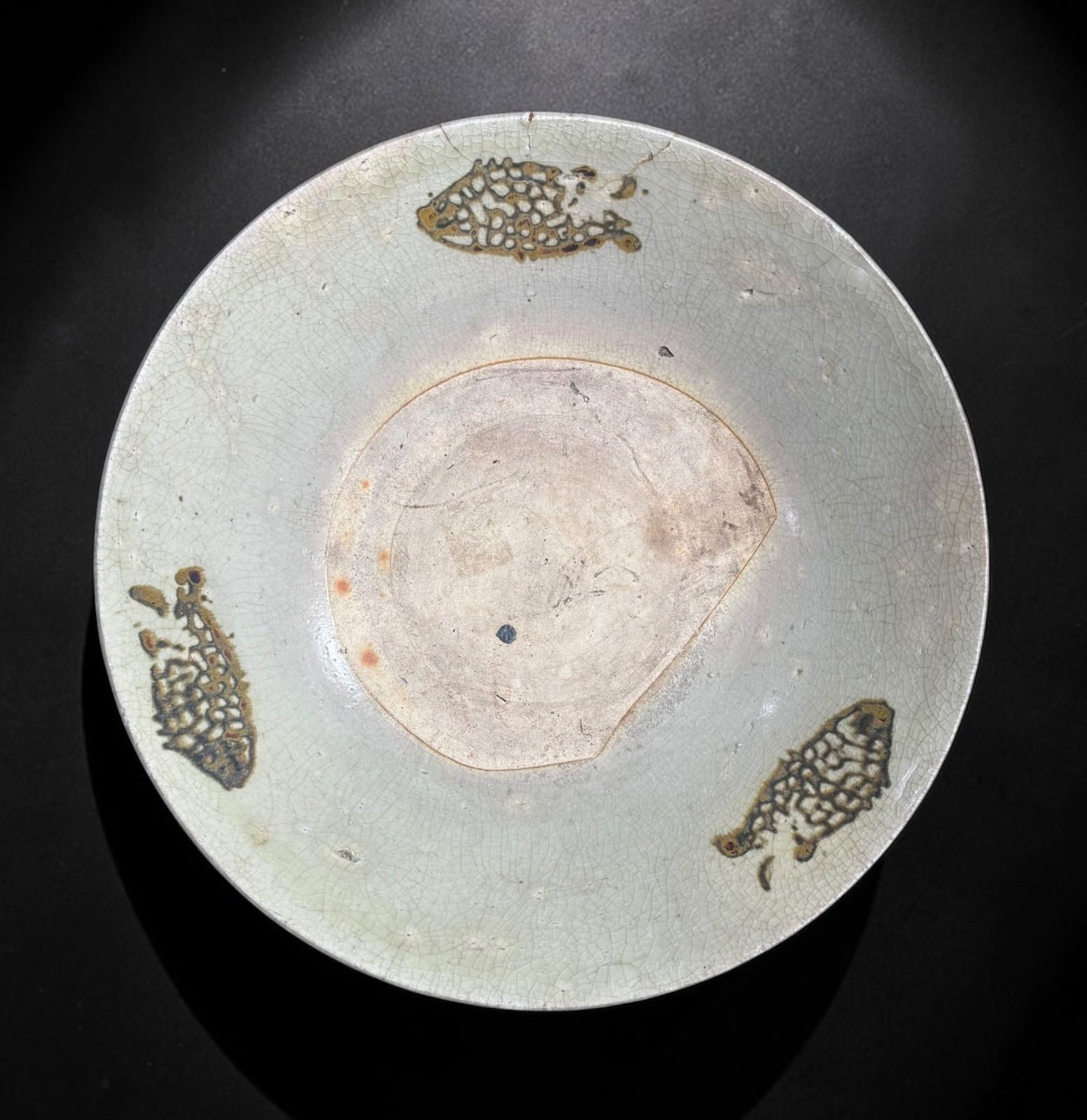 中国 徳化 印判 魚文 丸皿 飾皿 継ぎ目有 焼物 陶器 時代物 和食器 骨董品 アンティーク
