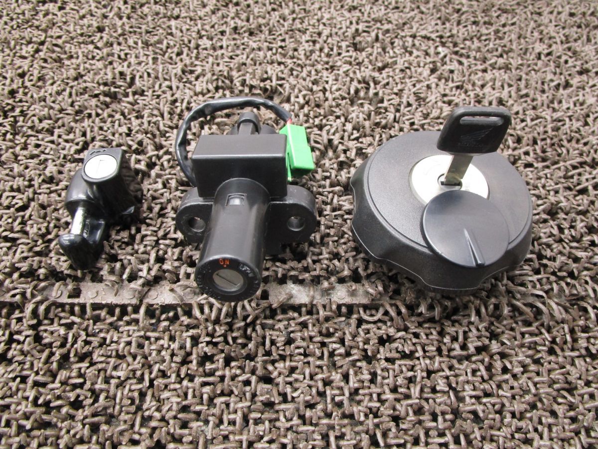 XLR200R ホンダ純正 タンク、メインキーシリンダー、タンクキャップ 中古品 当時物 HONDA XR200 XL125 XL250 XR250R XLR250R XR185 旧車 XLR200R メインキーシリンダー ホンダ純正 XR250R XR185 イグニッション純正メインキー取付ステー