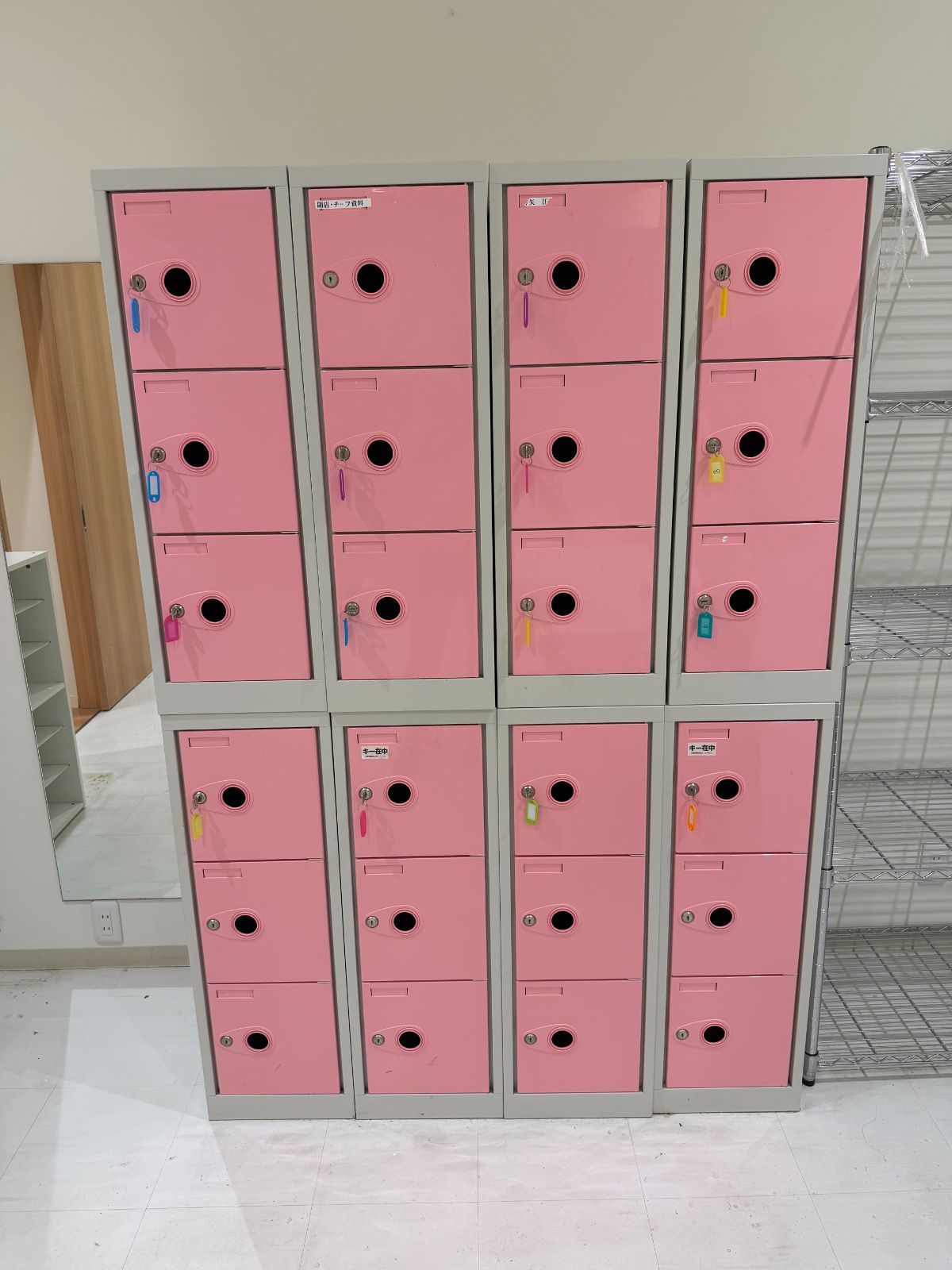 中古 ロッカー ミニロッカー 鍵付 3段×8セット オフィス 店舗 業務用 オフィス ピンク スチール製 一個のサイズH88 D51.5 W30 直接引取可