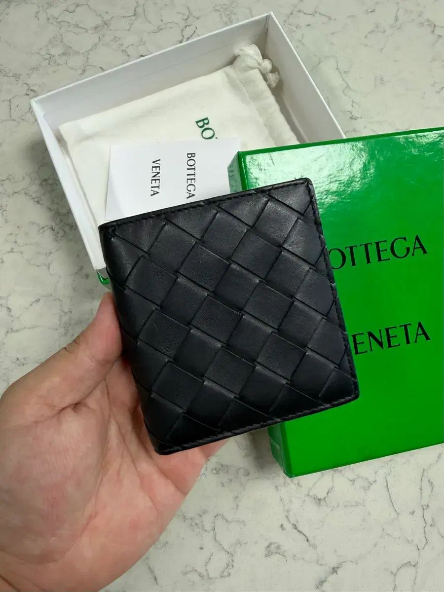BOTTEGA VENETA ボッテガ・ヴェネタ イントレチャート 二つ折り財布 ブラック