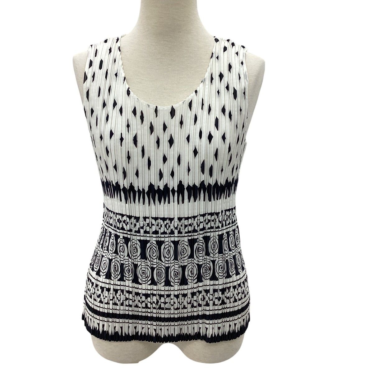 ISSEY MIYAKE イッセイミヤケ プリーツ ノースリーブカットソー SIZE 3 エスニック柄 IM12FJ532 ホワイト