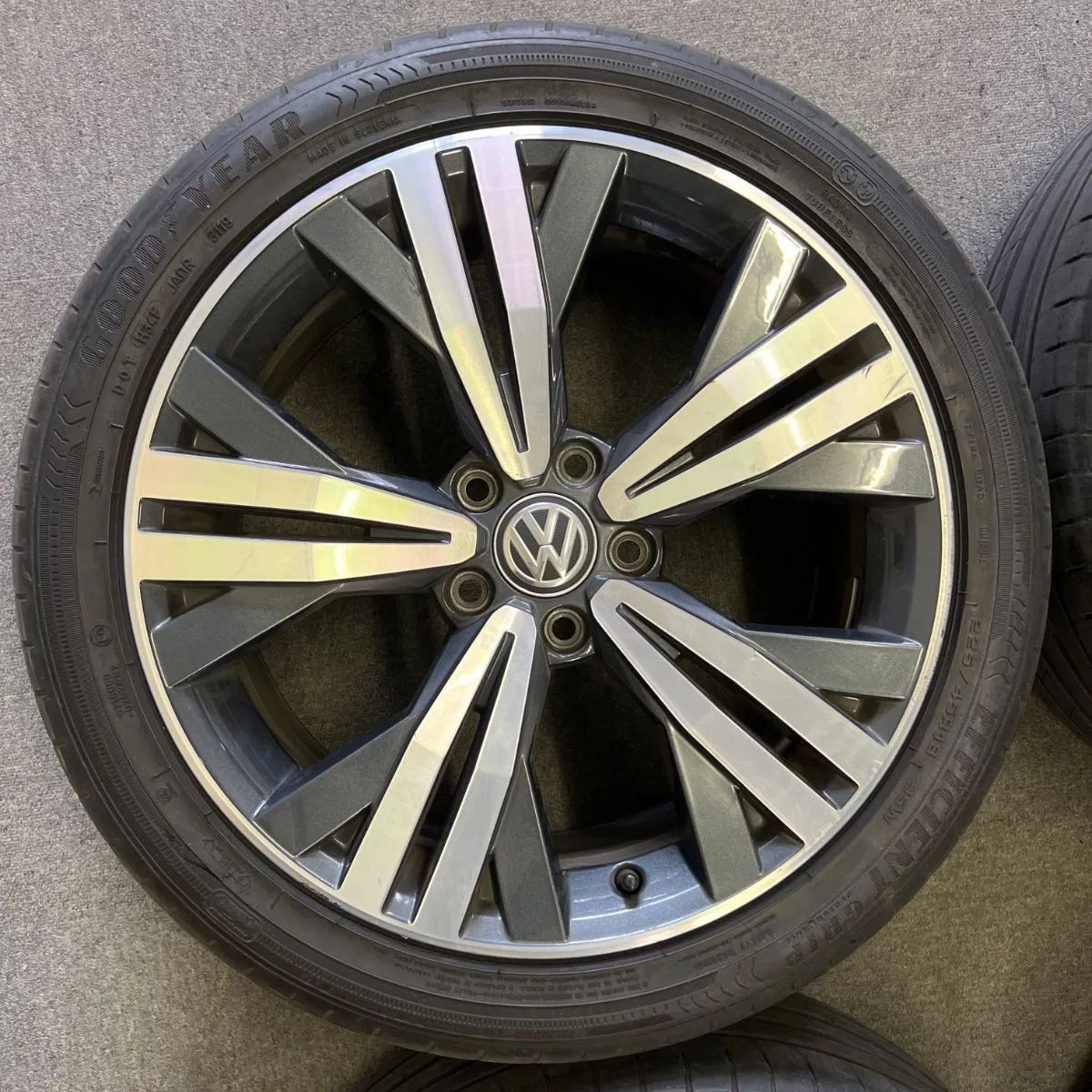 フォルクスワーゲン】 ゴルフ オールトラック 純正 18×7.5J +45 PCD112