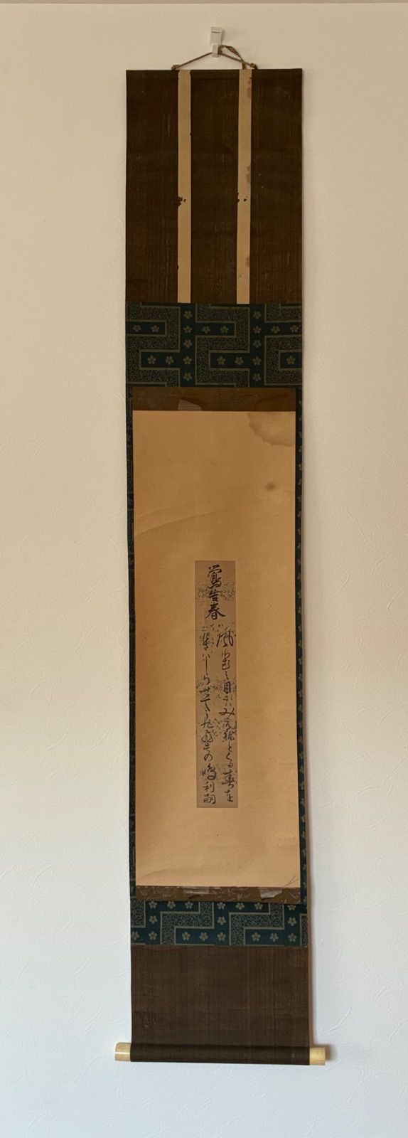 【骨董品】掛け軸 和歌 詠草「鶯告春」 変体仮名 茶掛け 書道 茶道具 散らし書き 紙本 時代箱