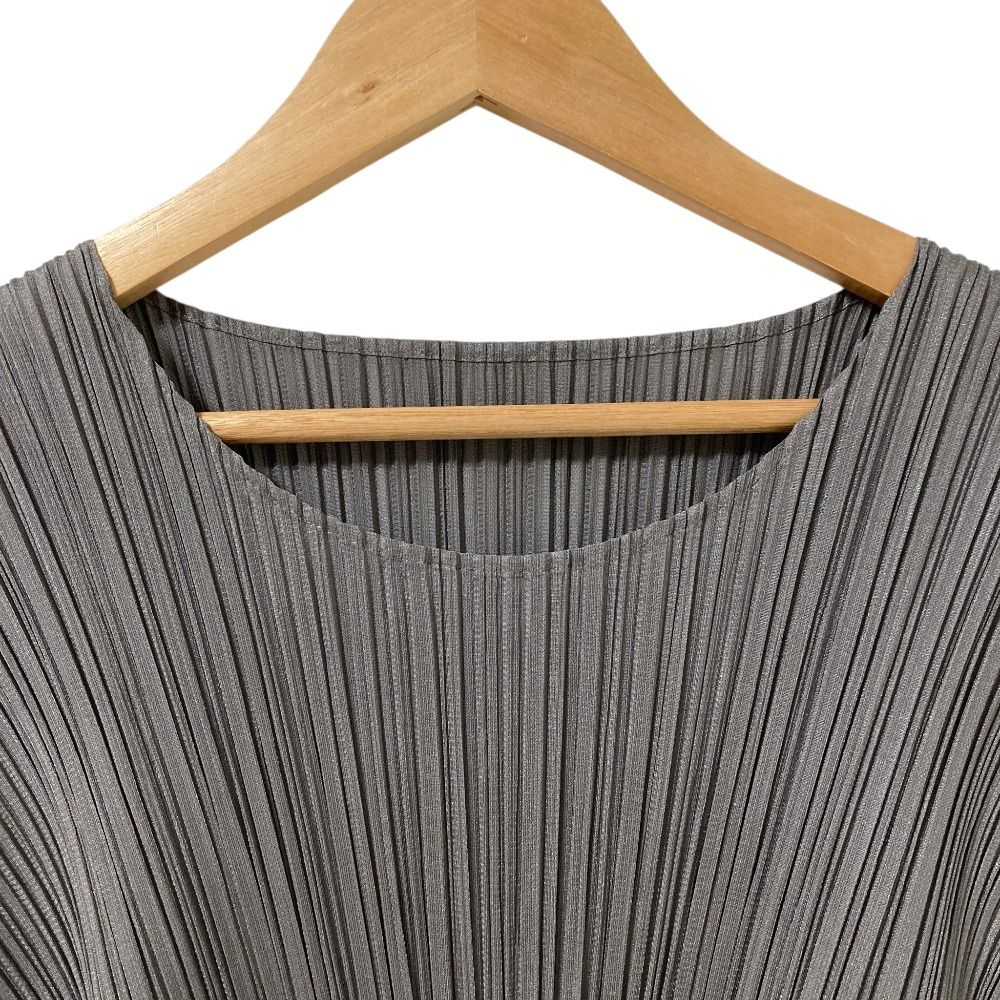美品 プリーツプリーズ イッセイミヤケ カットソー サイズ３ チャコールグレー系 美品 PLEATS PLEASE ISSEY MIYAKE プリーツプリーズ イッセイミヤケ