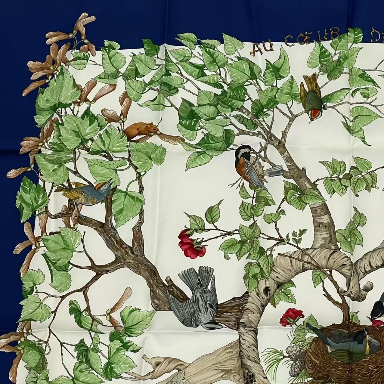 新品同様 HERMES エルメス カレ90 U COEUR DES BOIS 森の中で ネイビー