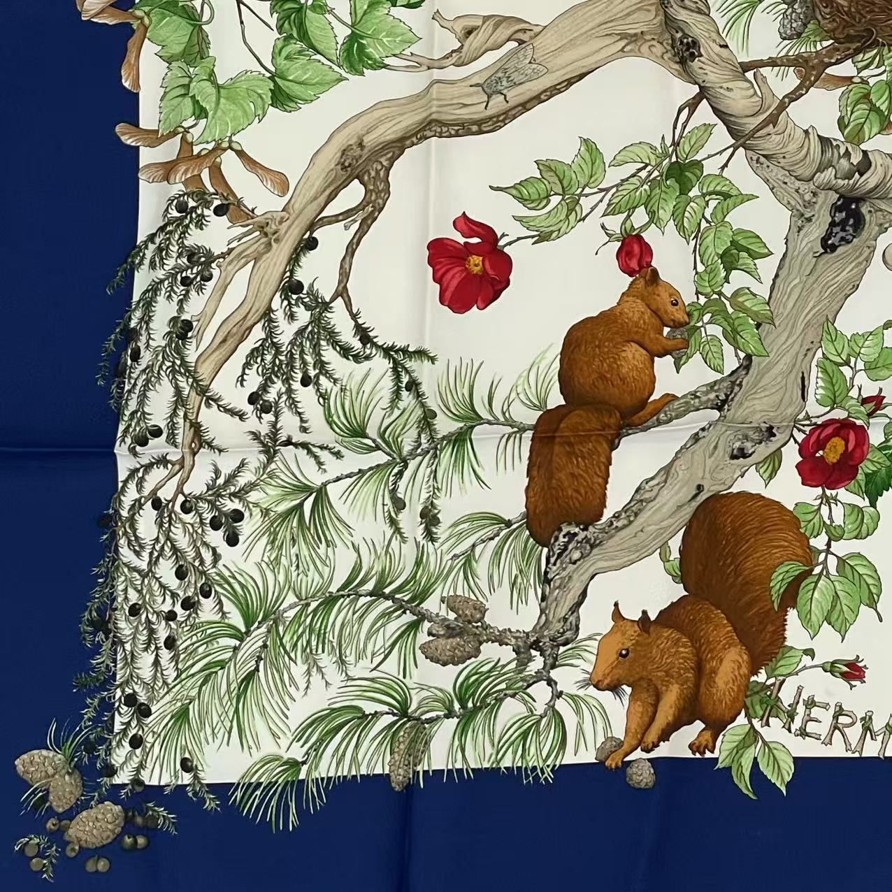新品同様 HERMES エルメス カレ90 U COEUR DES BOIS 森の中で ネイビー