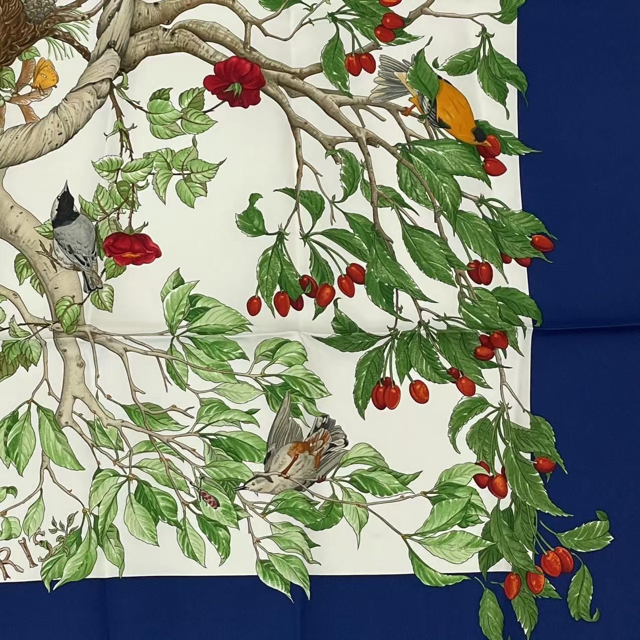 新品同様 HERMES エルメス カレ90 U COEUR DES BOIS 森の中で ネイビー