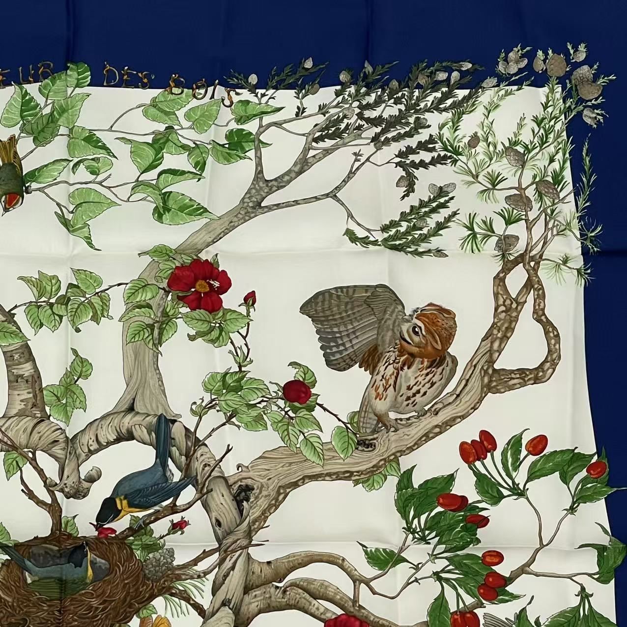 新品同様 HERMES エルメス カレ90 U COEUR DES BOIS 森の中で ネイビー
