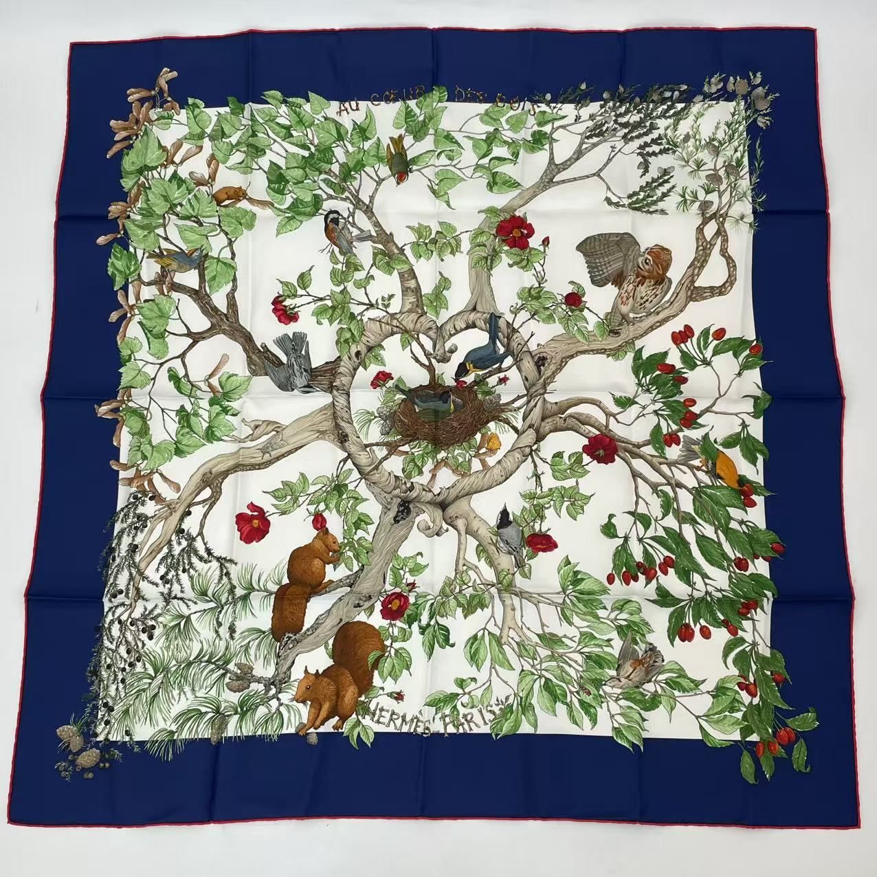 新品同様 HERMES エルメス カレ90 U COEUR DES BOIS 森の中で ネイビー