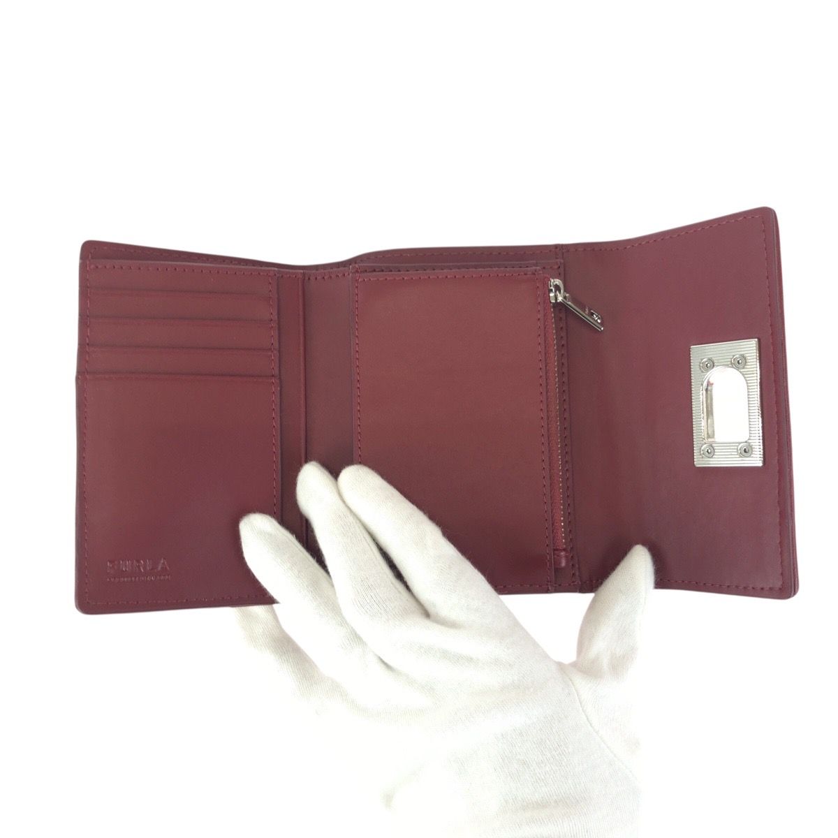 美品 Furla フルラ 1927 M ツイストクロージャー ワインレッド ボルドー シルバー金具 レザー 折財布 コンパクトウォレット 602616【中古】 美品 Furla フルラ 1927 M ツイストクロージャー ワインレッド ボルドー シルバー金具 レザー 折財布 コンパクトウォレット 602616【中古】