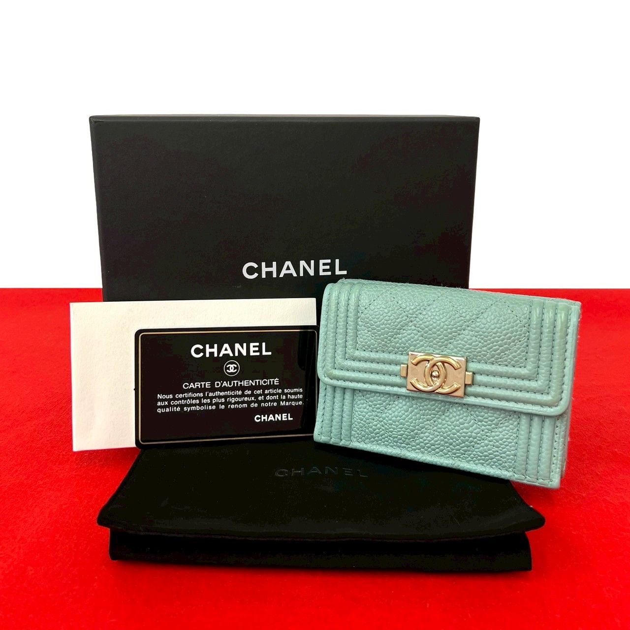 極 美品 箱 袋付き カード シール有 28番台 CHANEL シャネル ボーイシャネル ココマーク キャビアスキン 三つ折り財布 ライトブルー 20023