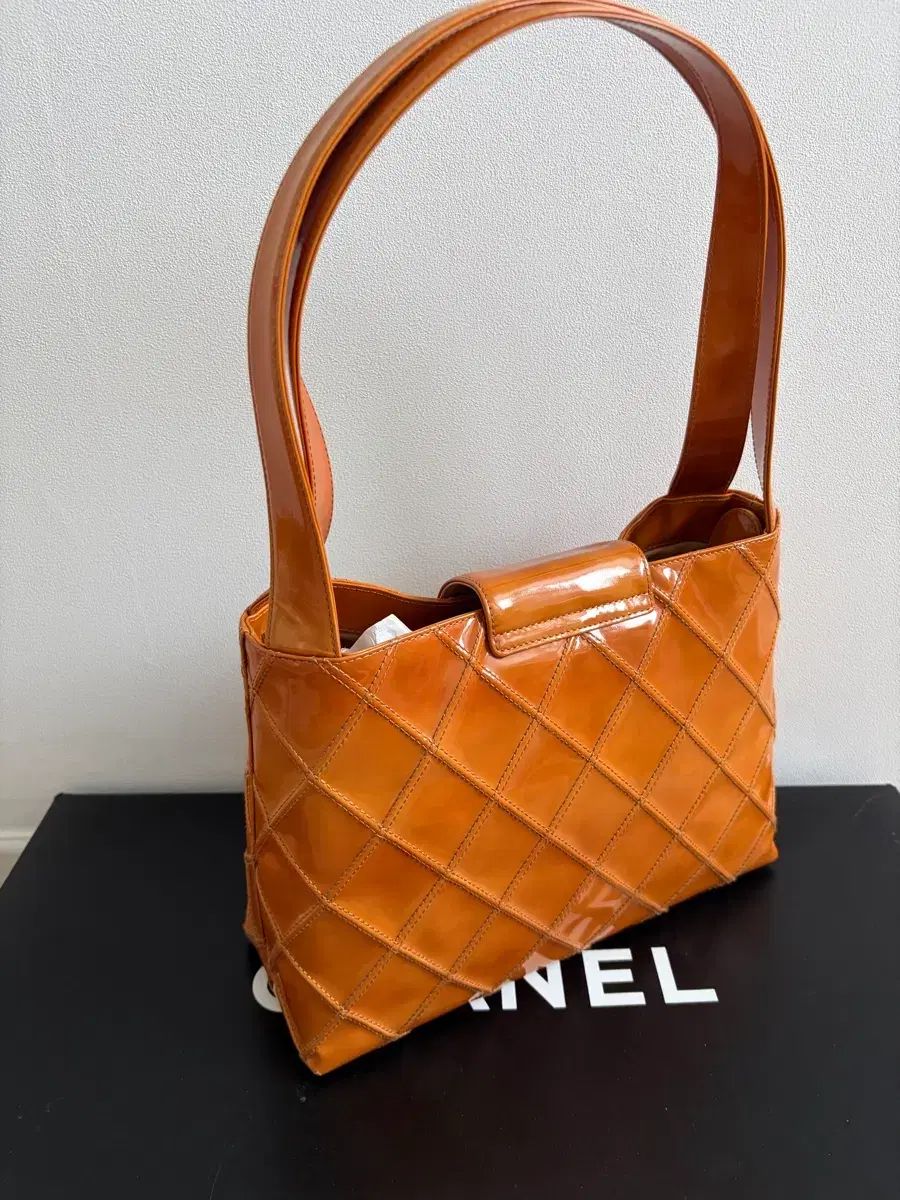 CHANEL ショルダーバッグ オレンジ エナメル キルティング - メルカリ