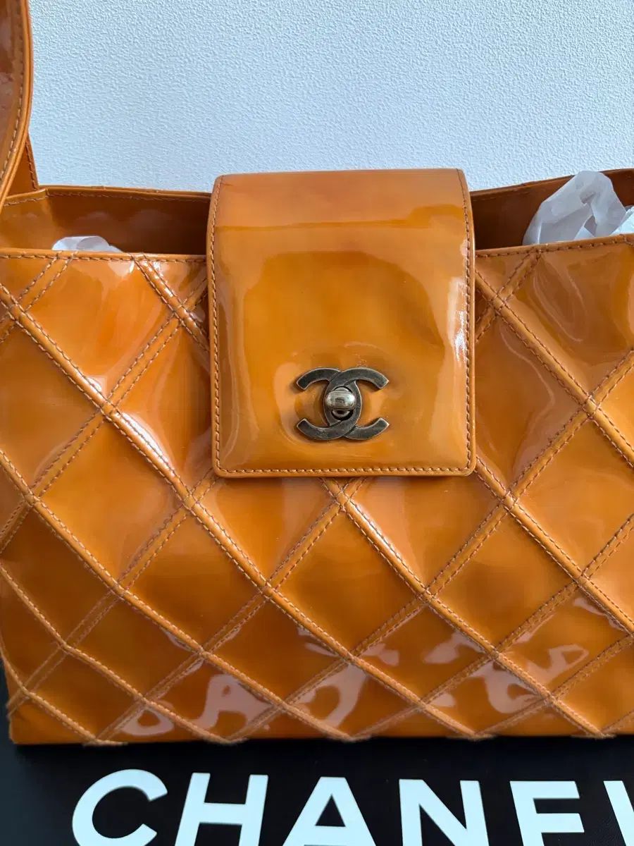 CHANEL ショルダーバッグ オレンジ エナメル キルティング - メルカリ