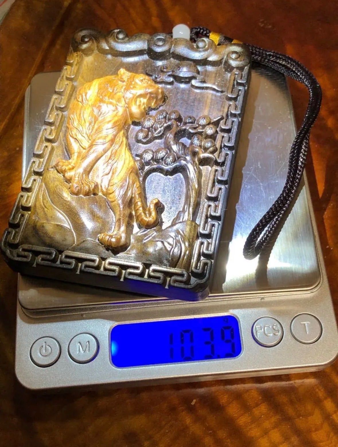 精緻彫刻 沈香牌 老山檀金色猛虎嵌込手持ち飾り 0700-2/2