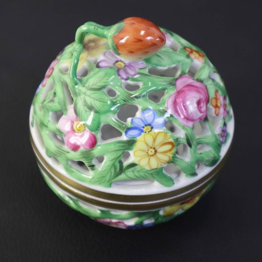 HEREND ヘレンド ファンタジー 透かしボンボン入れ 蓋物 ボンボニエール 菓子器 小物入れ 見ているだけでも楽しくなる愛らしいフィニアル（つまみ）がついた小筺のコレクション お菓子、オリーブ、ポプリ、アクセサリーなどを入れて 436v04